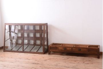 レトロ家具　古い商店の昭和レトロな引き出し付きガラスケース(陳列ケース・マス目棚)