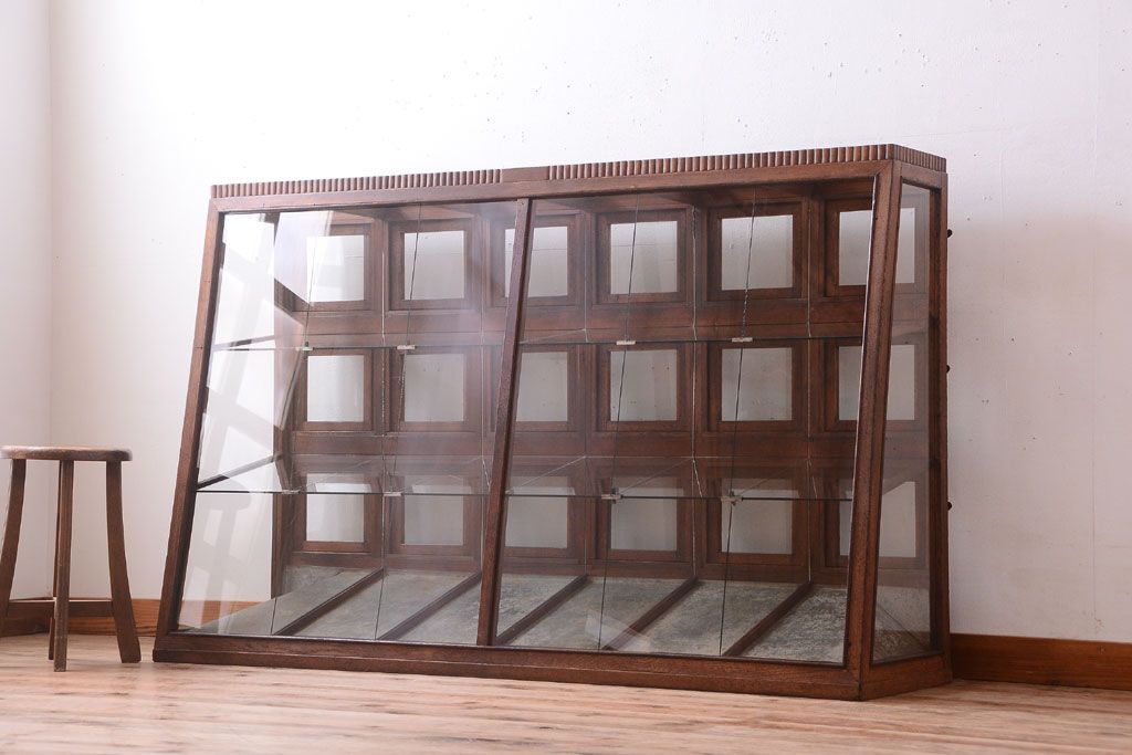 レトロ家具　古い商店の昭和レトロな引き出し付きガラスケース(陳列ケース・マス目棚)