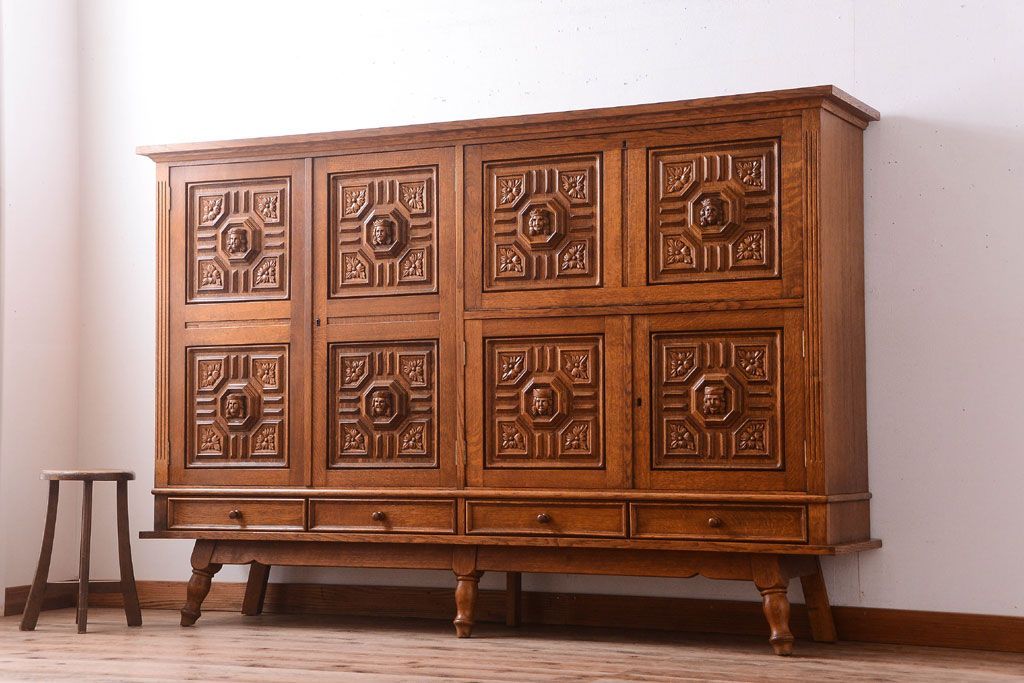 アンティーク家具　個性的なデザイン!彫刻入りの大きなアンティークサイドボード