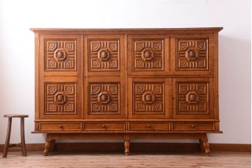 アンティーク家具　個性的なデザイン!彫刻入りの大きなアンティークサイドボード