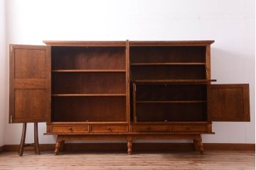 アンティーク家具　個性的なデザイン!彫刻入りの大きなアンティークサイドボード