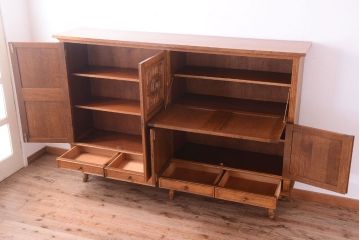 アンティーク家具　個性的なデザイン!彫刻入りの大きなアンティークサイドボード