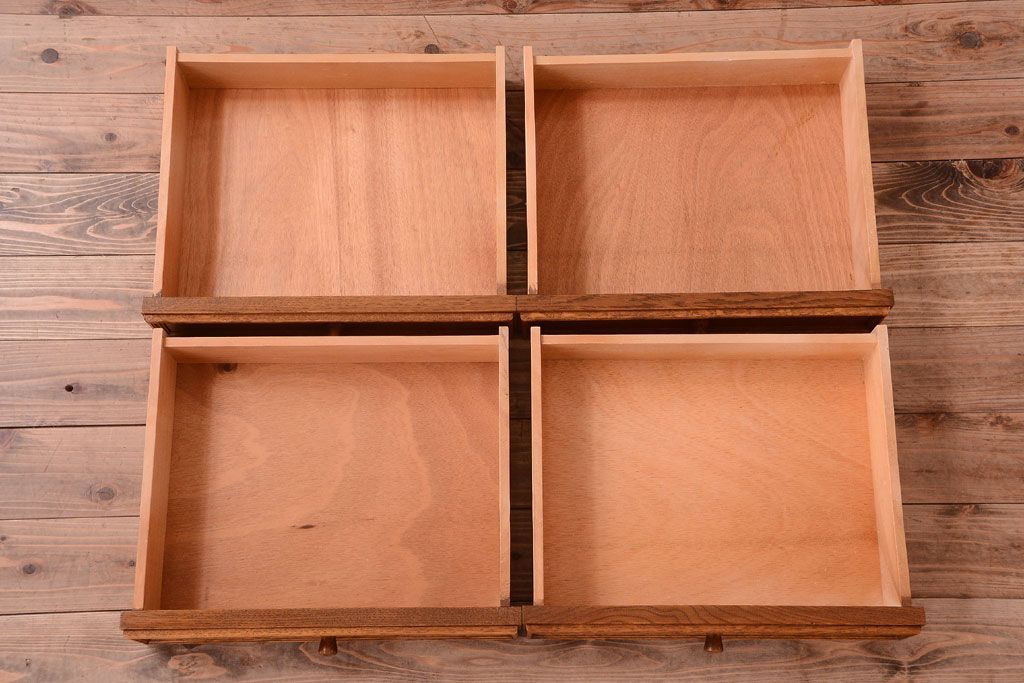 アンティーク家具　個性的なデザイン!彫刻入りの大きなアンティークサイドボード