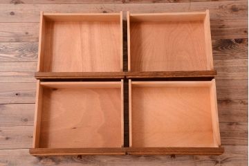 アンティーク家具　個性的なデザイン!彫刻入りの大きなアンティークサイドボード