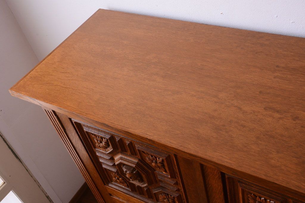 アンティーク家具　個性的なデザイン!彫刻入りの大きなアンティークサイドボード