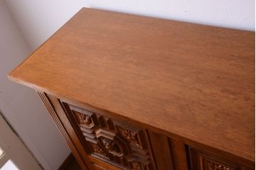 アンティーク家具　個性的なデザイン!彫刻入りの大きなアンティークサイドボード