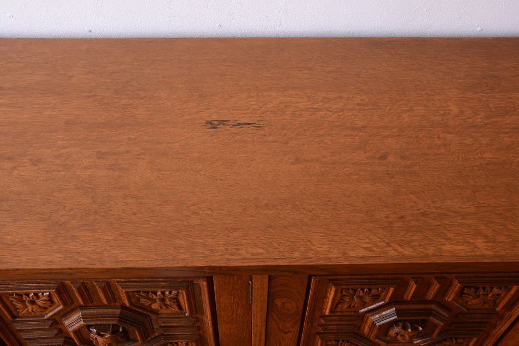 アンティーク家具　個性的なデザイン!彫刻入りの大きなアンティークサイドボード