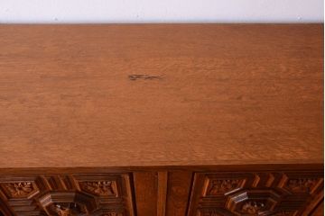 アンティーク家具　個性的なデザイン!彫刻入りの大きなアンティークサイドボード