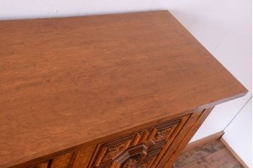 アンティーク家具　個性的なデザイン!彫刻入りの大きなアンティークサイドボード