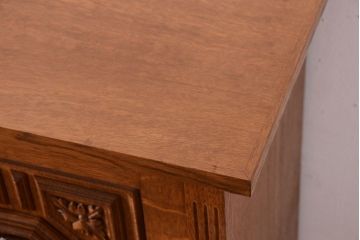 アンティーク家具　個性的なデザイン!彫刻入りの大きなアンティークサイドボード