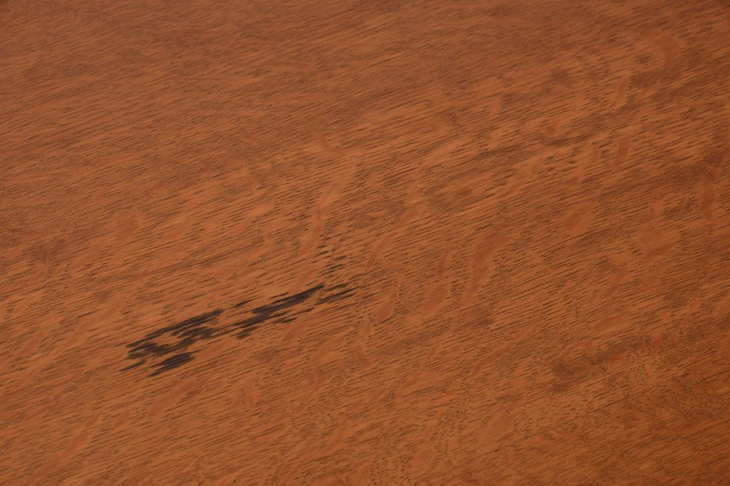 アンティーク家具　個性的なデザイン!彫刻入りの大きなアンティークサイドボード