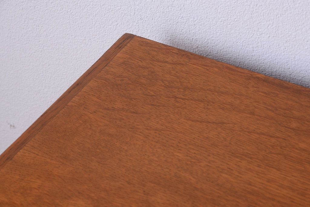 アンティーク家具　個性的なデザイン!彫刻入りの大きなアンティークサイドボード