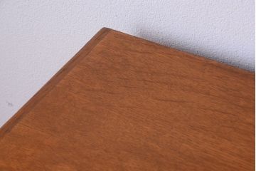 アンティーク家具　個性的なデザイン!彫刻入りの大きなアンティークサイドボード