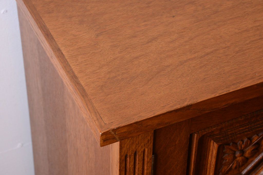 アンティーク家具　個性的なデザイン!彫刻入りの大きなアンティークサイドボード