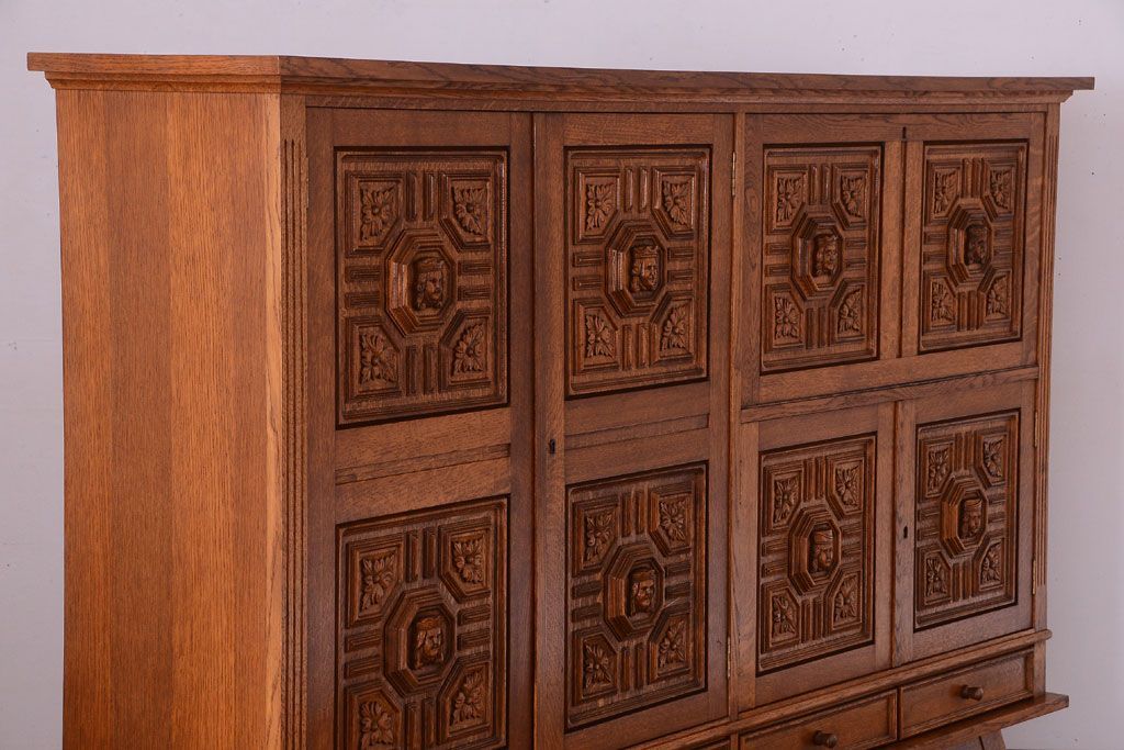 アンティーク家具　個性的なデザイン!彫刻入りの大きなアンティークサイドボード