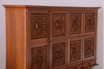 アンティーク家具　個性的なデザイン!彫刻入りの大きなアンティークサイドボード