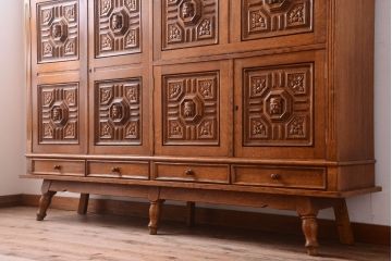 アンティーク家具　個性的なデザイン!彫刻入りの大きなアンティークサイドボード