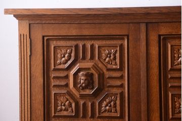 アンティーク家具　個性的なデザイン!彫刻入りの大きなアンティークサイドボード