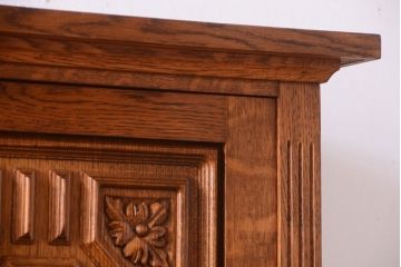 アンティーク家具　個性的なデザイン!彫刻入りの大きなアンティークサイドボード