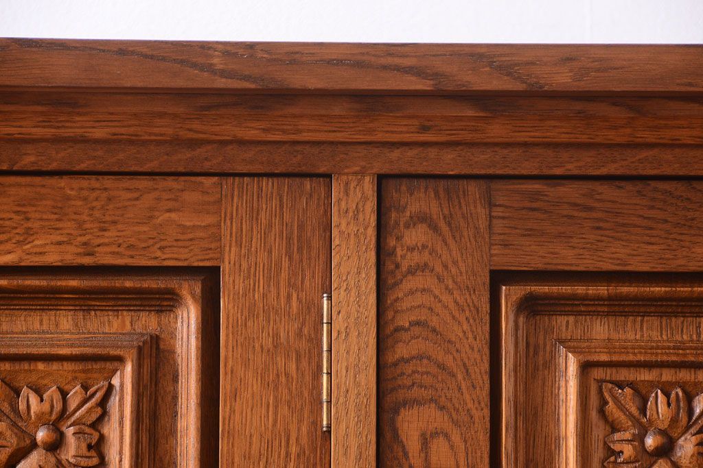 アンティーク家具　個性的なデザイン!彫刻入りの大きなアンティークサイドボード