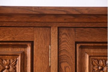 アンティーク家具　個性的なデザイン!彫刻入りの大きなアンティークサイドボード