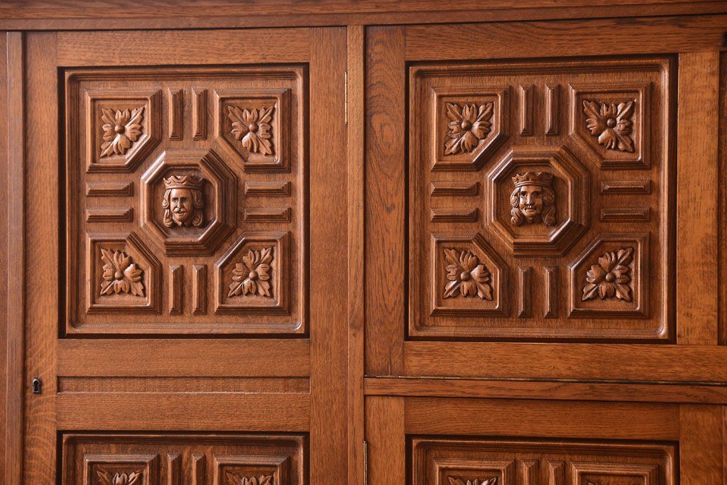 アンティーク家具　個性的なデザイン!彫刻入りの大きなアンティークサイドボード