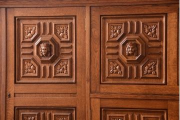 アンティーク家具　個性的なデザイン!彫刻入りの大きなアンティークサイドボード