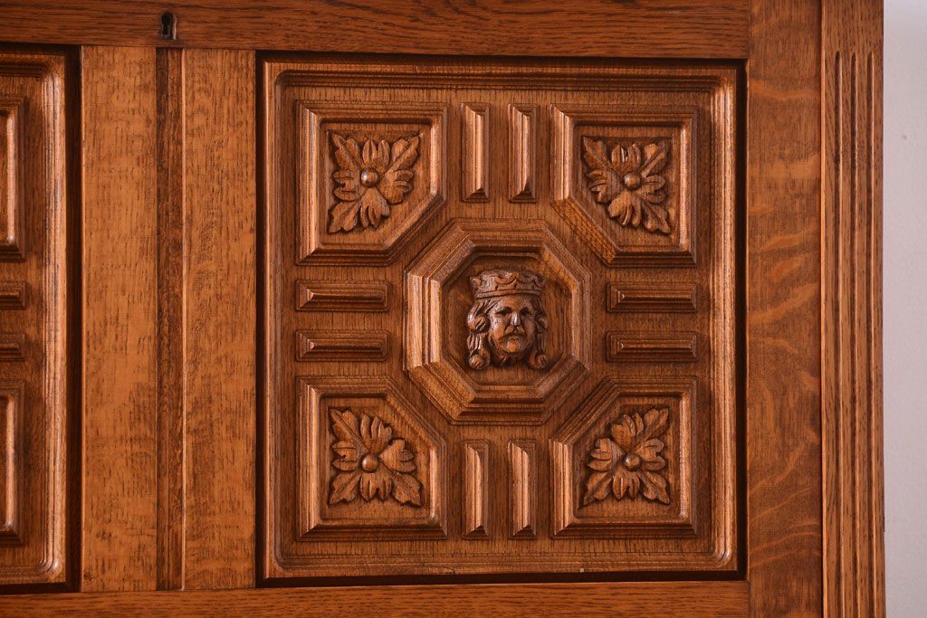 アンティーク家具　個性的なデザイン!彫刻入りの大きなアンティークサイドボード