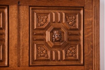 アンティーク家具　個性的なデザイン!彫刻入りの大きなアンティークサイドボード