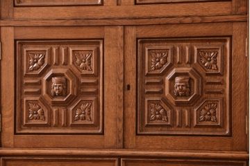 アンティーク家具　個性的なデザイン!彫刻入りの大きなアンティークサイドボード