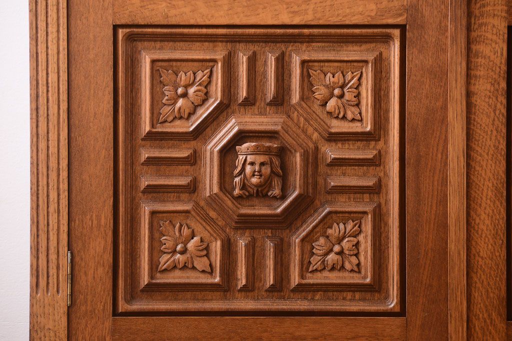 アンティーク家具　個性的なデザイン!彫刻入りの大きなアンティークサイドボード