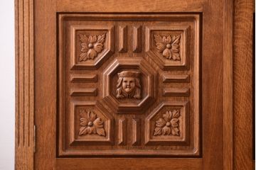 アンティーク家具　個性的なデザイン!彫刻入りの大きなアンティークサイドボード