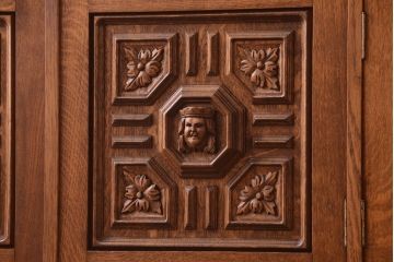 アンティーク家具　個性的なデザイン!彫刻入りの大きなアンティークサイドボード