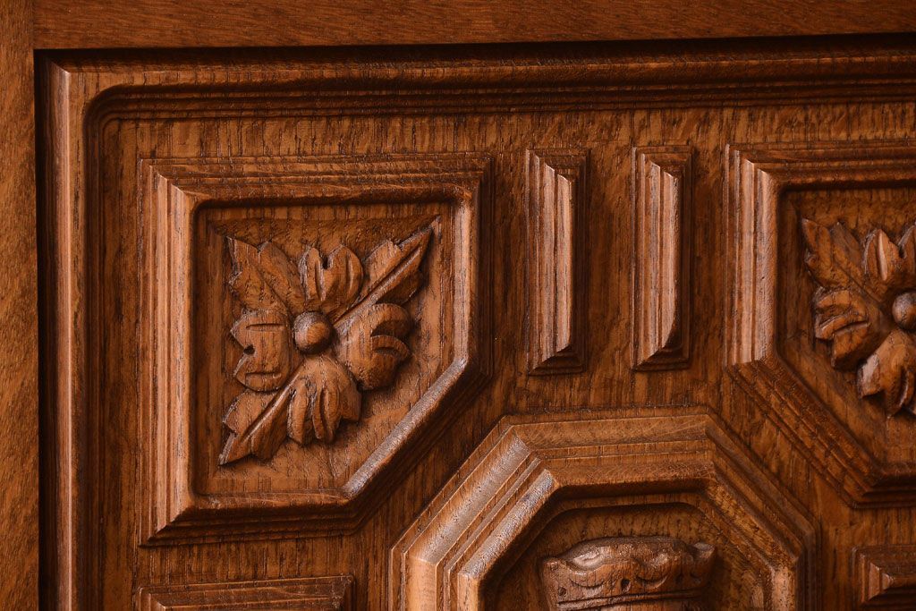 アンティーク家具　個性的なデザイン!彫刻入りの大きなアンティークサイドボード