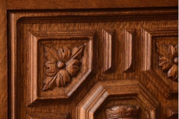 アンティーク家具　個性的なデザイン!彫刻入りの大きなアンティークサイドボード