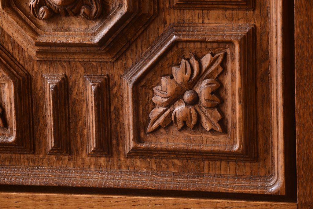アンティーク家具　個性的なデザイン!彫刻入りの大きなアンティークサイドボード