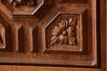 アンティーク家具　個性的なデザイン!彫刻入りの大きなアンティークサイドボード