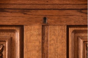 アンティーク家具　個性的なデザイン!彫刻入りの大きなアンティークサイドボード