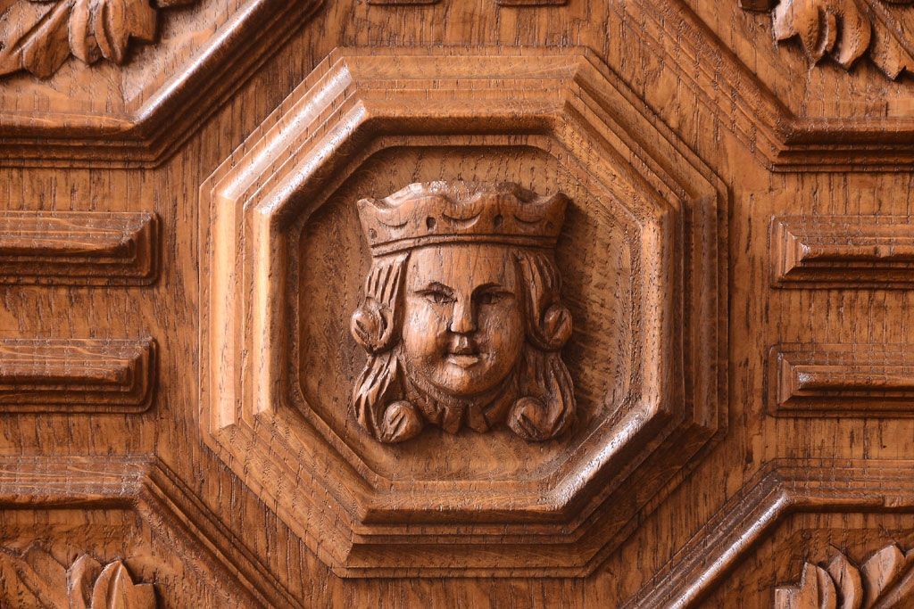 アンティーク家具　個性的なデザイン!彫刻入りの大きなアンティークサイドボード