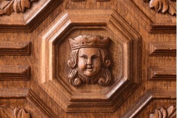 アンティーク家具　個性的なデザイン!彫刻入りの大きなアンティークサイドボード