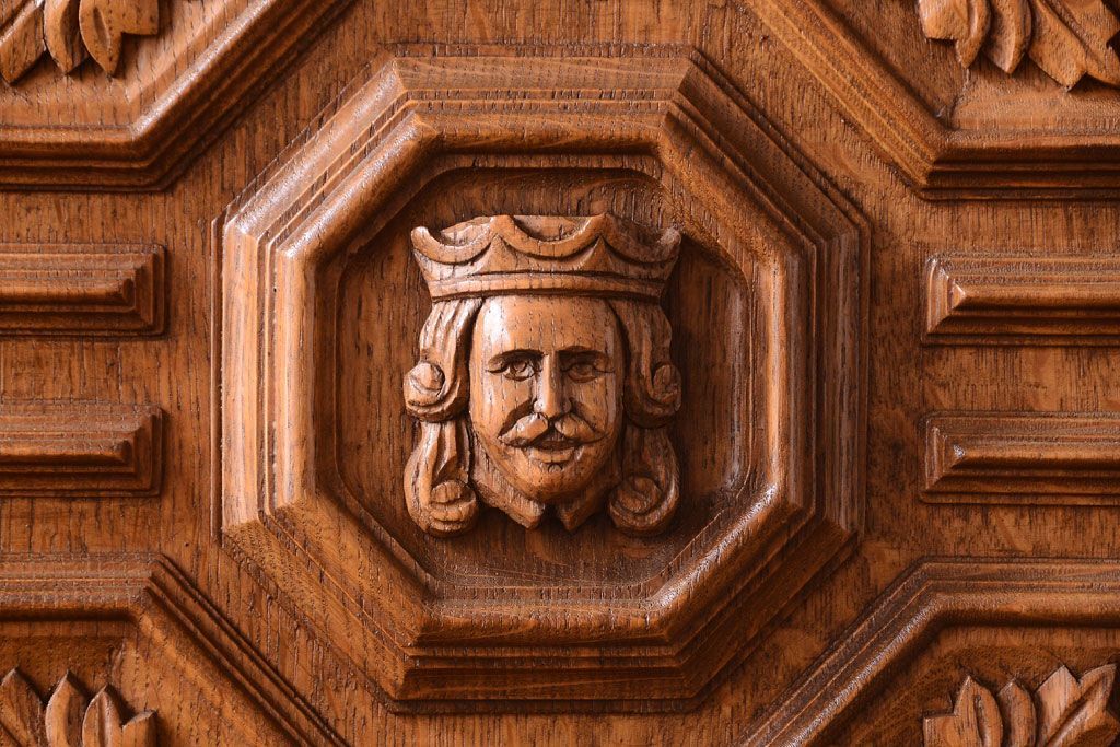 アンティーク家具　個性的なデザイン!彫刻入りの大きなアンティークサイドボード