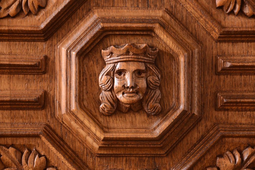 アンティーク家具　個性的なデザイン!彫刻入りの大きなアンティークサイドボード