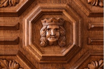 アンティーク家具　個性的なデザイン!彫刻入りの大きなアンティークサイドボード