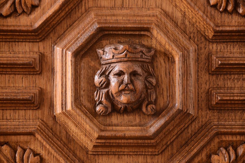 アンティーク家具　個性的なデザイン!彫刻入りの大きなアンティークサイドボード