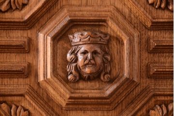 アンティーク家具　個性的なデザイン!彫刻入りの大きなアンティークサイドボード