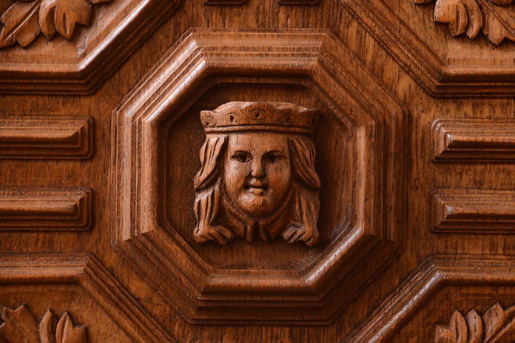 アンティーク家具　個性的なデザイン!彫刻入りの大きなアンティークサイドボード