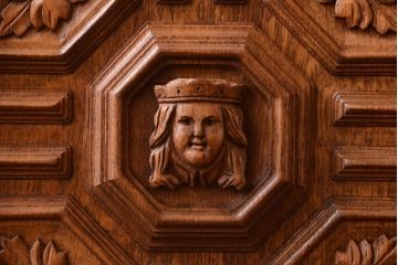 アンティーク家具　個性的なデザイン!彫刻入りの大きなアンティークサイドボード