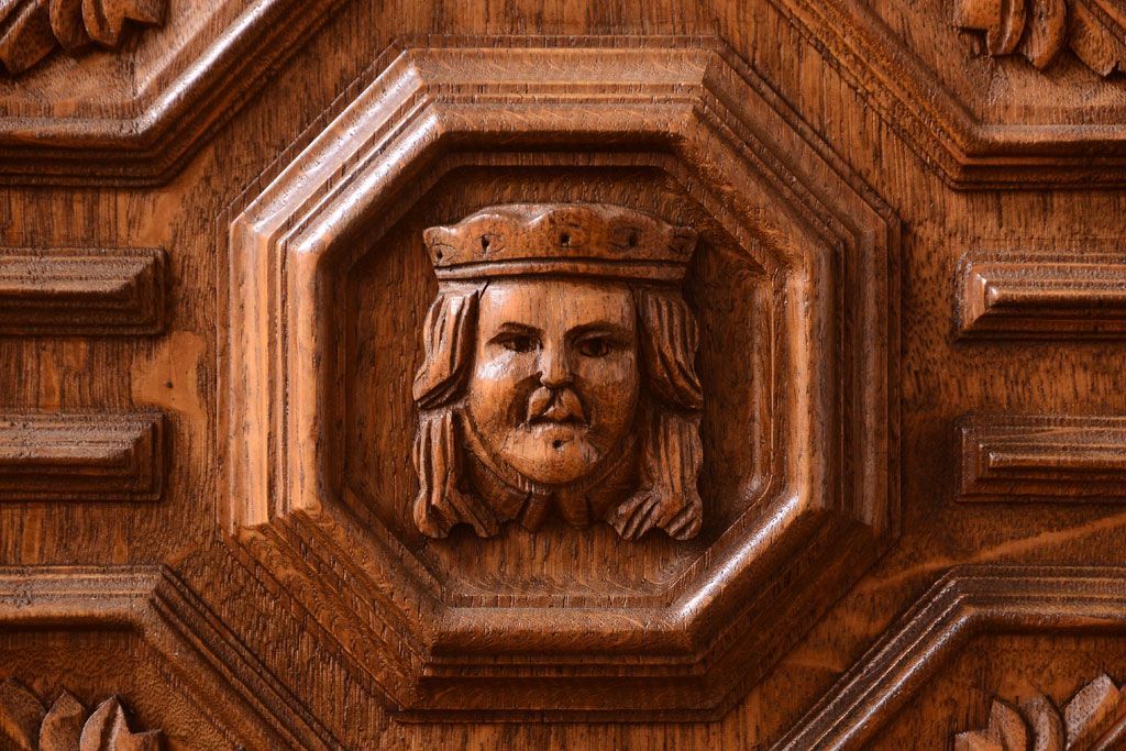 アンティーク家具　個性的なデザイン!彫刻入りの大きなアンティークサイドボード