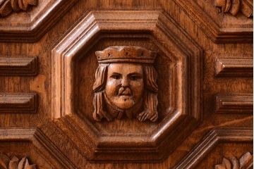 アンティーク家具　個性的なデザイン!彫刻入りの大きなアンティークサイドボード