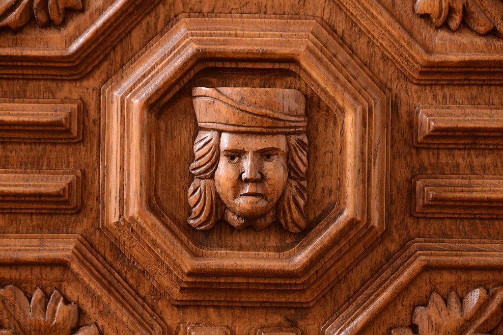 アンティーク家具　個性的なデザイン!彫刻入りの大きなアンティークサイドボード